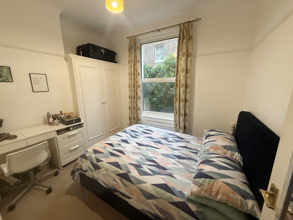 Lot: 61 - BLOCK OF FIVE FLATS FOR INVESTMENT IN TOWN CENTRE - Flat 2 bedroom